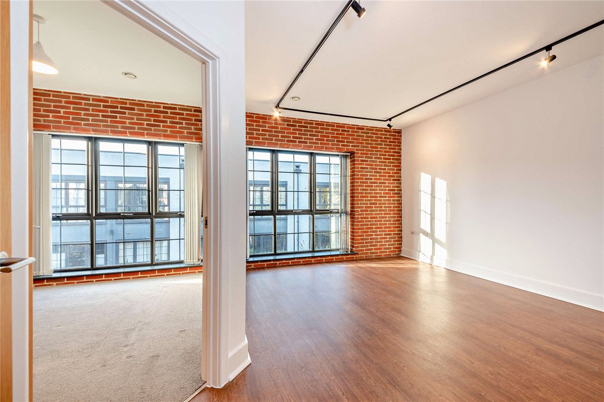 1 bedroom Flat, Kelvin Road, Newbury, RG14 - Available, Image 2