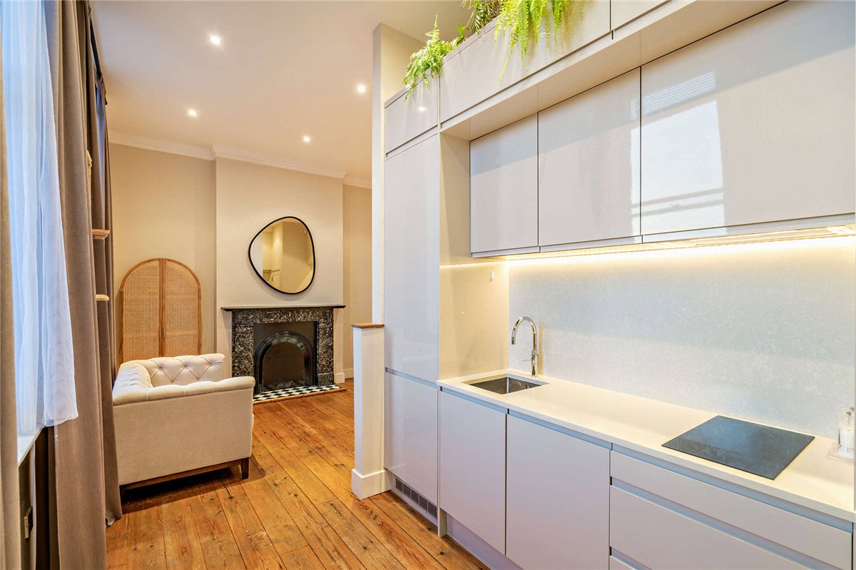 2 bedroom Flat, Craven Road, Newbury, RG14 - Available
