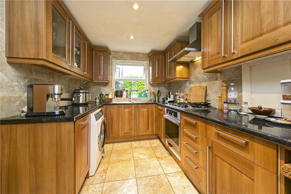 4 bedroom House, Thamesgate Close, Richmond, TW10 - Available