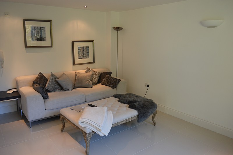 3 bedroom Flat, Brockham End Mews, Lansdown, BA1 - Available, Image 2