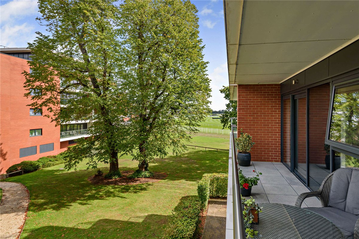 2 bedroom Flat, Racecourse Road, Newbury, RG14 - Available, Image 13