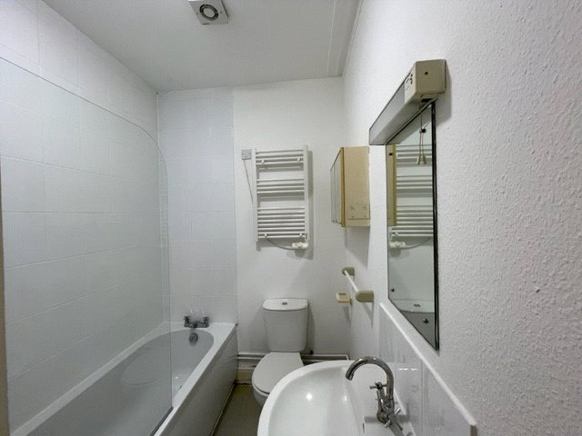 0 bedroom Flat, London Road, Newbury, RG14 - , Image 3