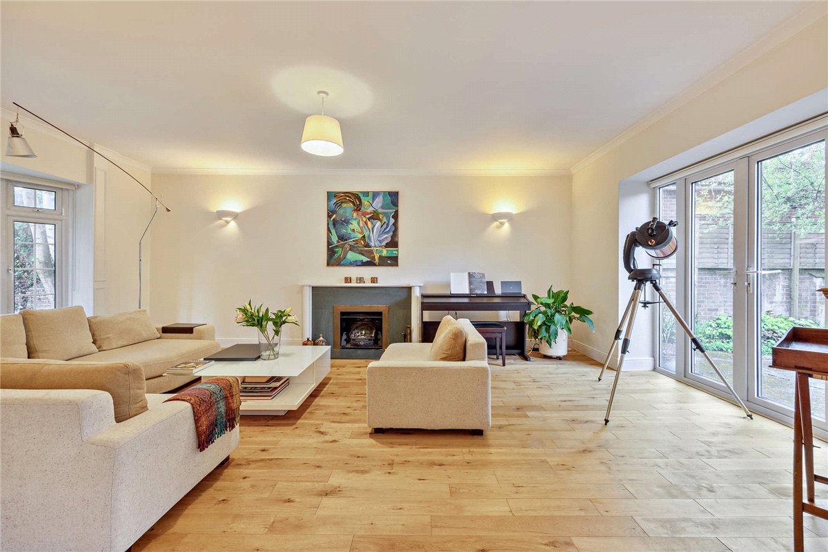 5 bedroom House, Andover Road, Newbury, RG14 - Available