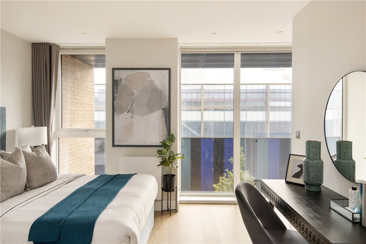 3 bedroom Maisonette, Greyhound Parade, Wimbledon Grounds, London, SW17 - , Image 2