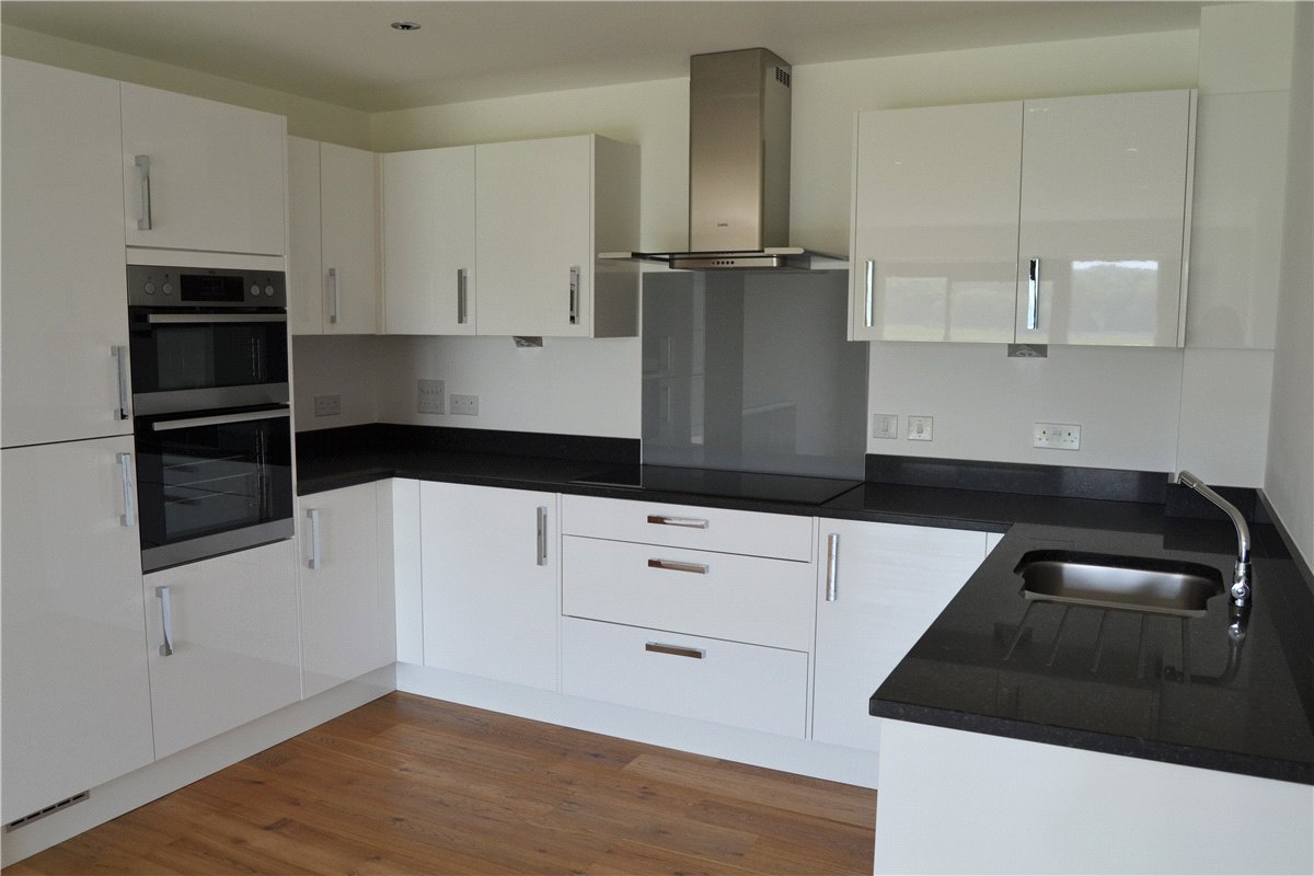2 bedroom Flat, Kingman Way, Newbury, RG14 - , Image 2