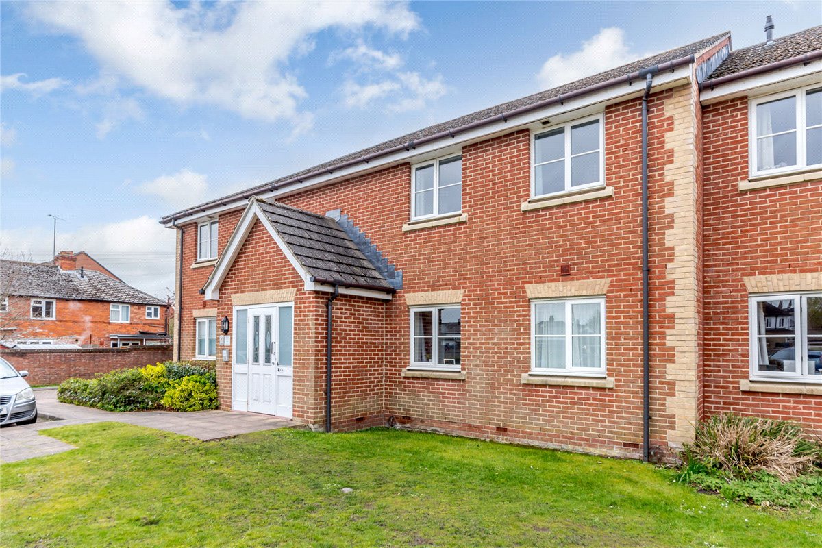 2 bedroom Flat, St. Michaels Road, Newbury, RG14 - Sold STC