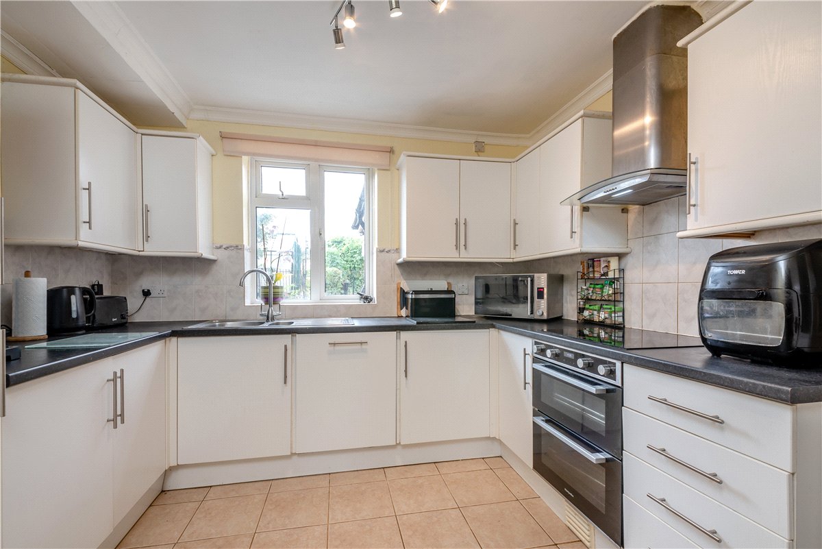 3 bedroom House, Roberts Road, Barton Stacey, SO21 - Available, Image 3