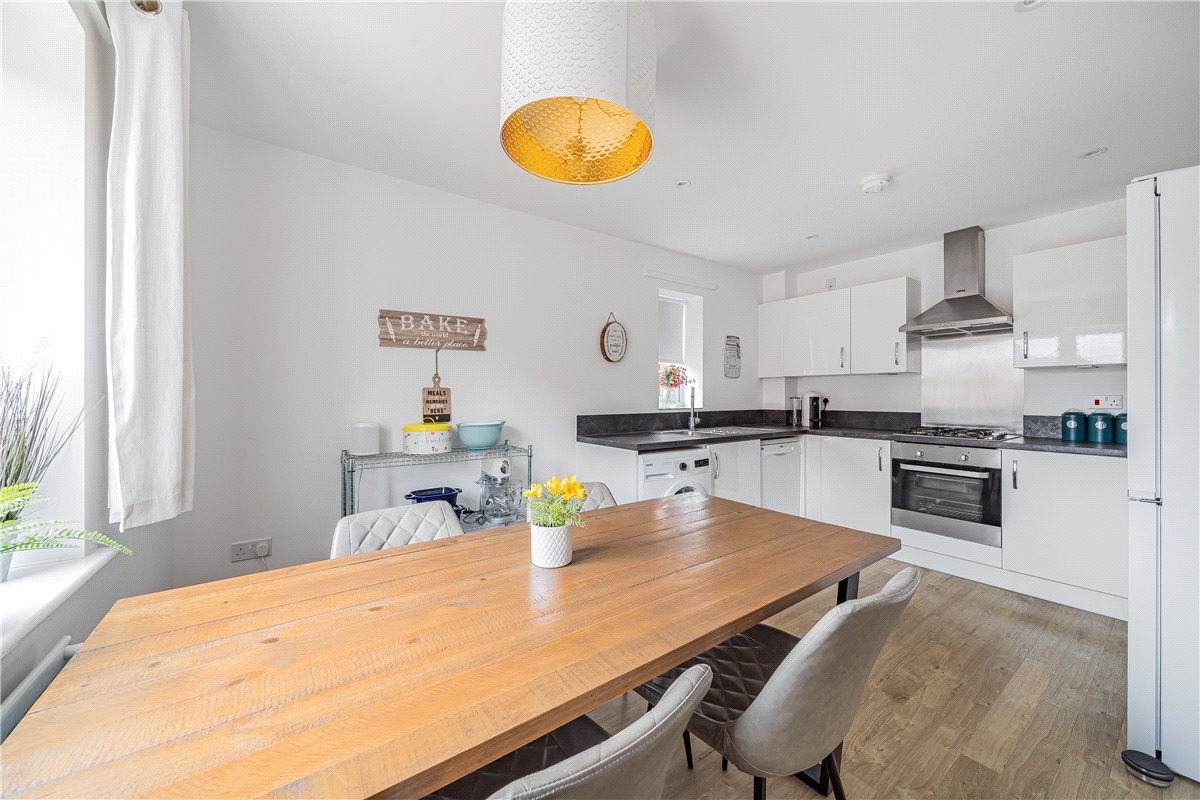 3 bedroom House, Fearnley Close, Glebe Farm, MK17 - , Image 5