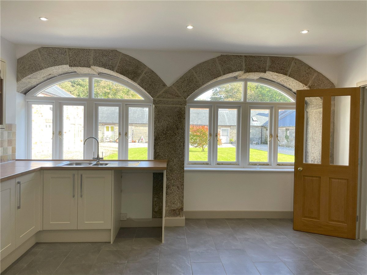 3 bedroom Flat, St. Gluvias, Penryn, TR10 - Available, Image 5