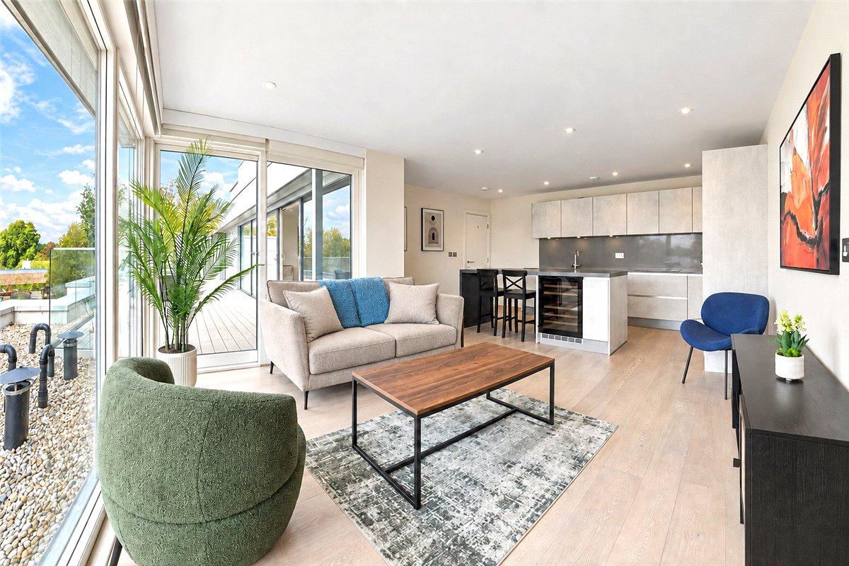 3 bedroom Flat, Broomhouse Lane, London, SW6 - Available