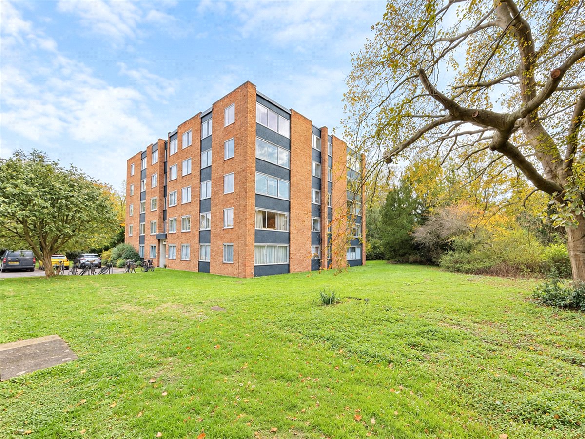 3 bedroom Flat, Marlborough Court, Pinehurst, Grange Road, CB3 - Available