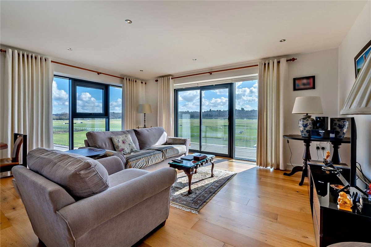 2 bedroom Flat, Kingman Way, Newbury, RG14 - Available, Image 2