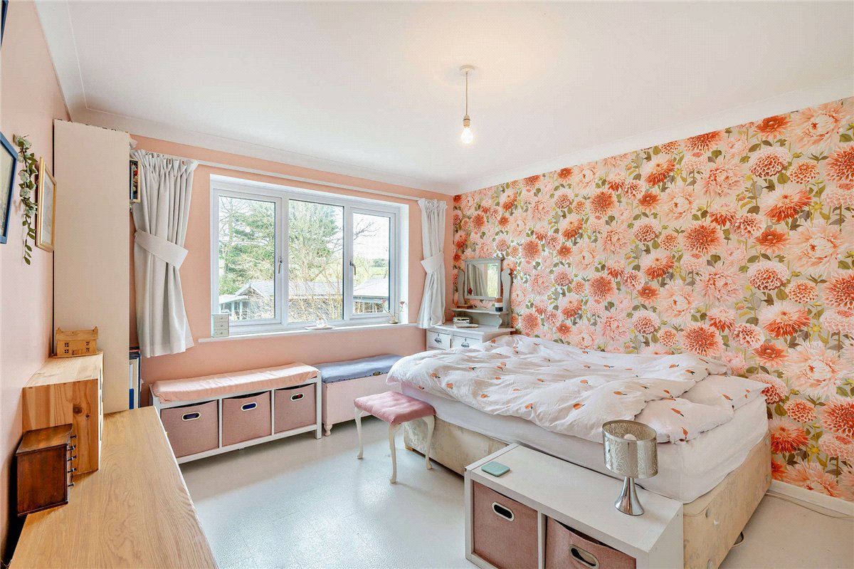 3 bedroom Bungalow, Downs Close, Eastbury, RG17 - Available, Image 2