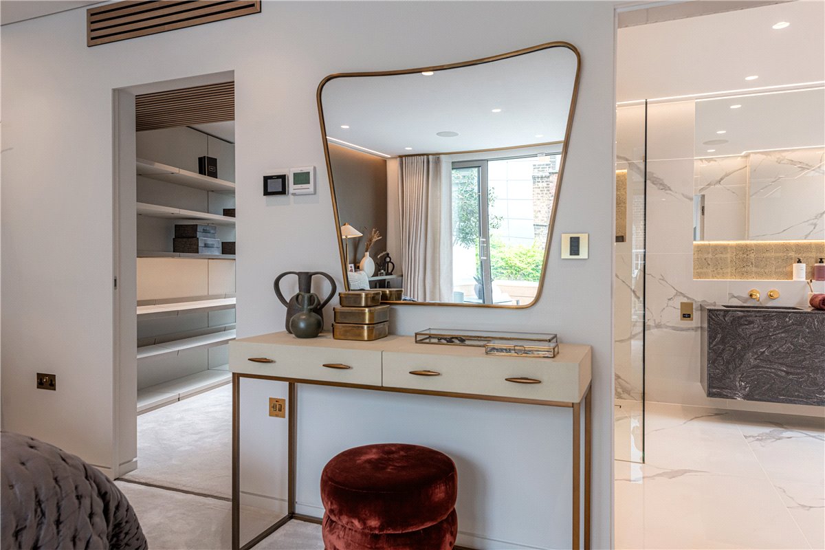 3 bedroom Maisonette, South Molton Street, Mayfair, W1K - Available, Image 2