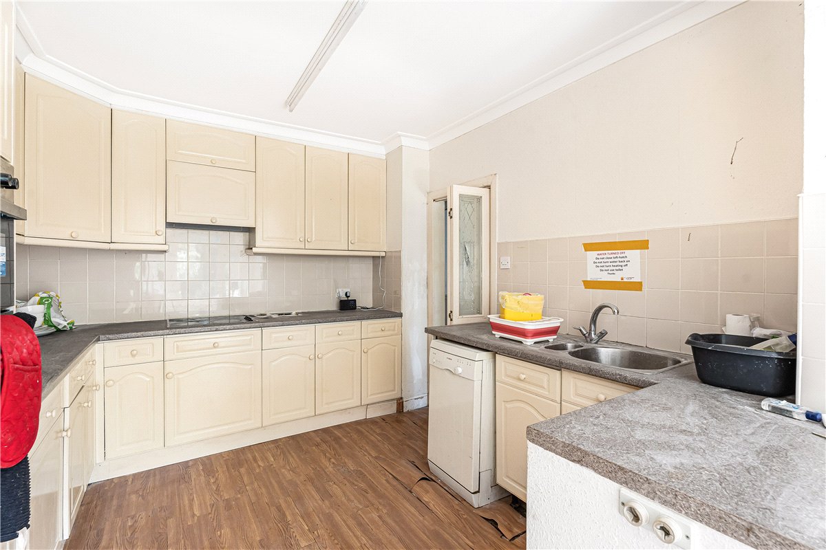 2 bedroom Bungalow, Herlwyn Avenue, Ruislip, HA4 - Available, Image 2
