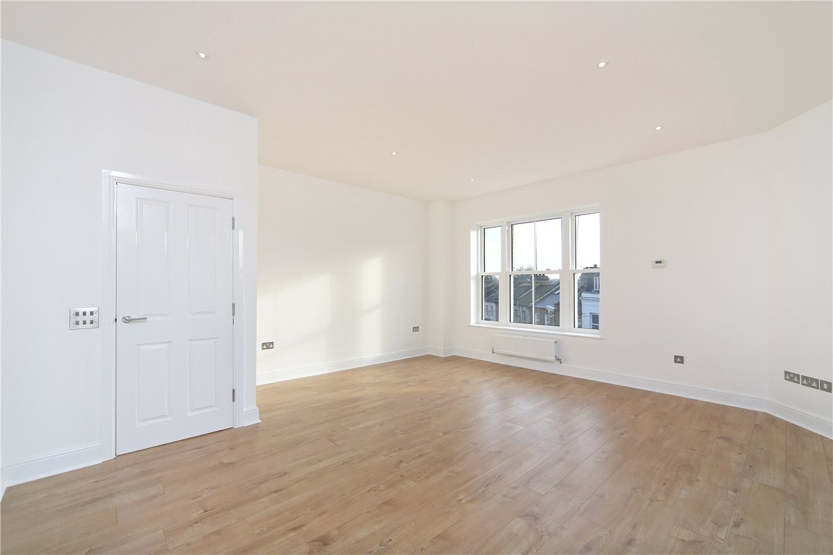 2 bedroom Flat, Battersea Park Road, Battersea, SW11 - 