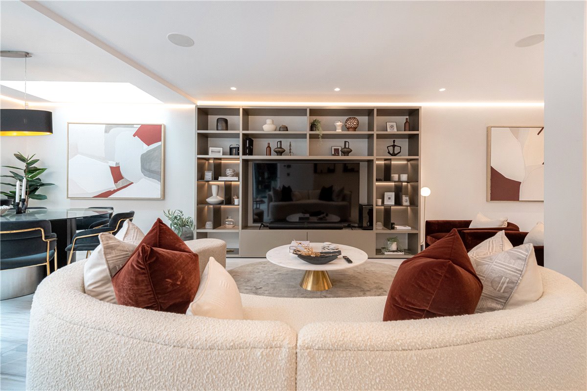 3 bedroom Maisonette, South Molton Street, Mayfair, W1K - Available