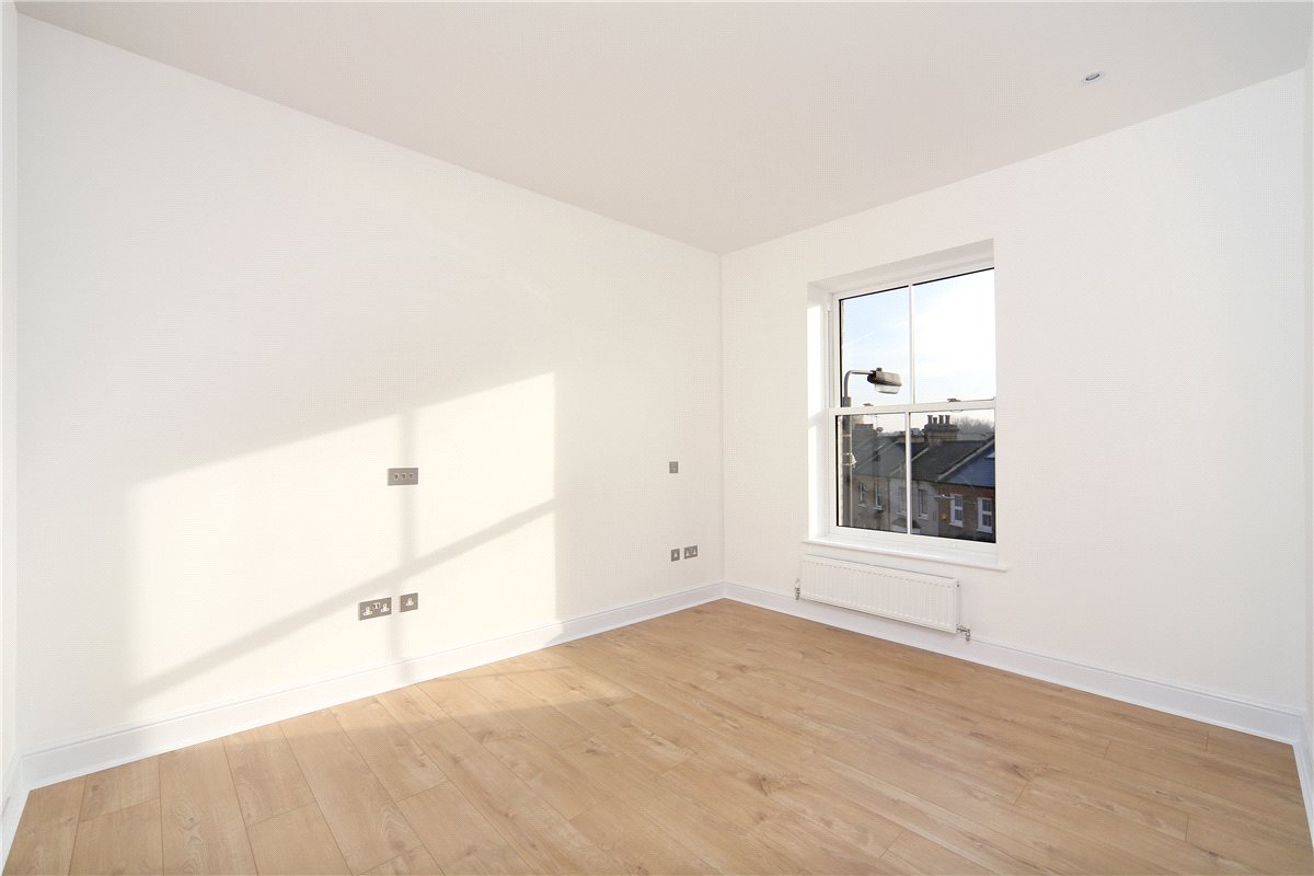 2 bedroom Flat, Battersea Park Road, Battersea, SW11 - , Image 2