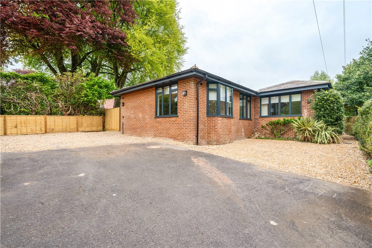 3 bedroom Bungalow, Cardigan Road, Marlborough, SN8 - Available, Image 2