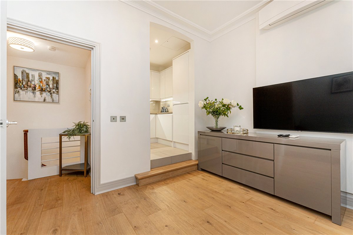 2 bedroom Flat, Park Street, Mayfair, W1K - Available, Image 8