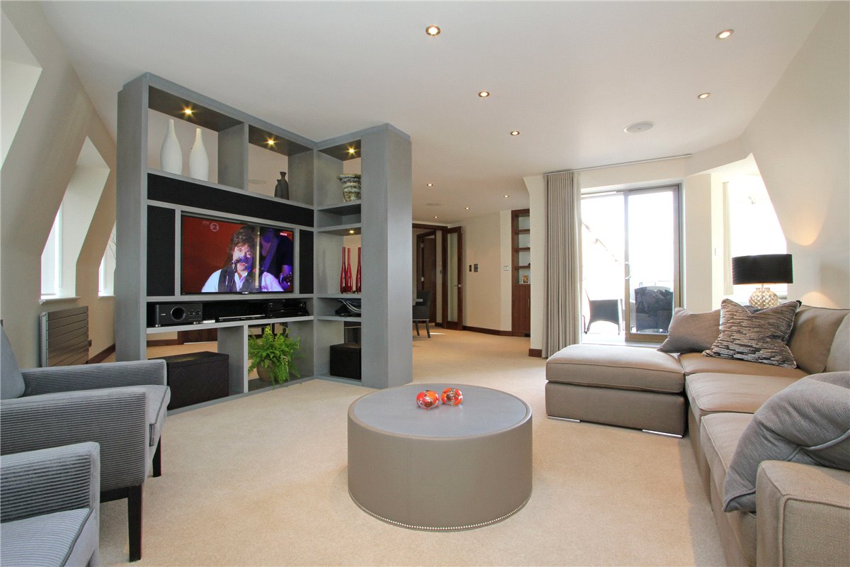 3 bedroom Flat, Tarnbrook Court, 9 Holbein Place, SW1W - Available