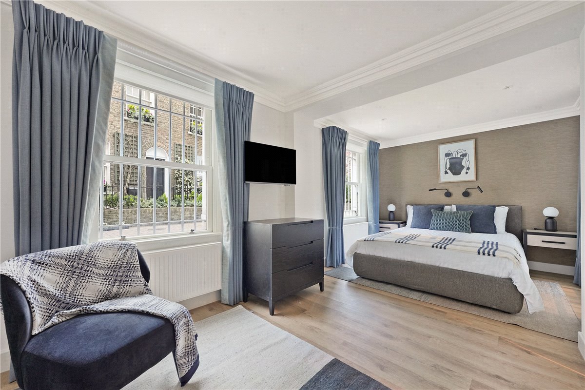 2 bedroom Maisonette, Beaufort Gardens, Knightsbridge, SW3 - Available