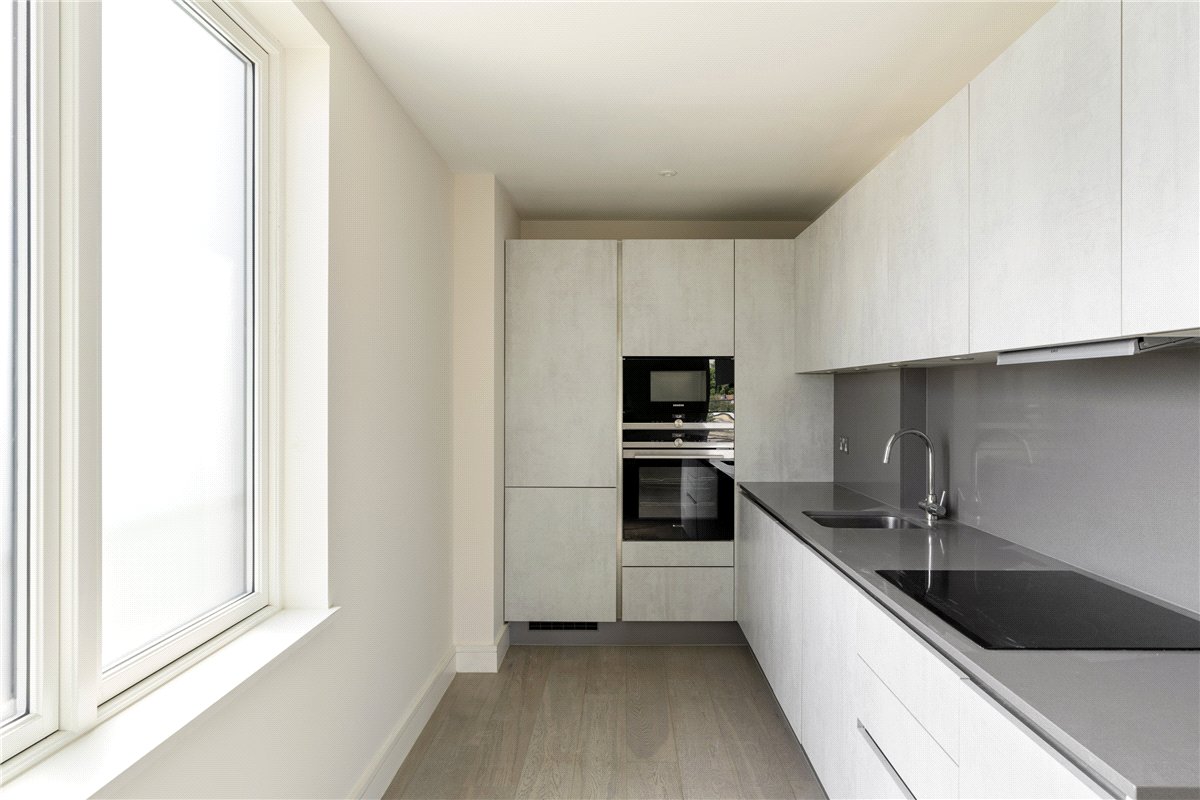 2 bedroom Flat, Broomhouse Lane, London, SW6 - Available, Image 2