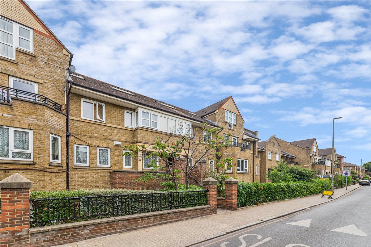 1 bedroom Flat, St. James's Drive, London, SW12 - Available