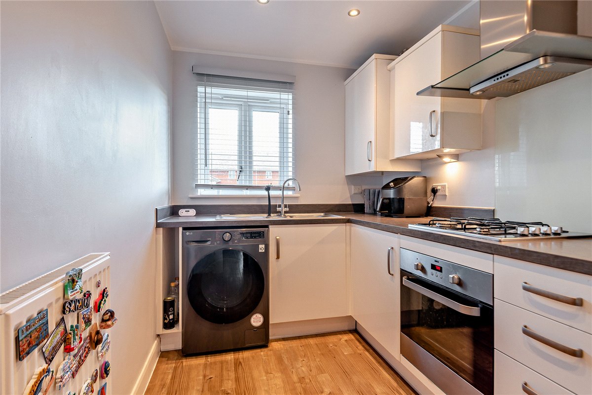 2 bedroom Flat, Carpenters Close, Newbury, RG14 - Available, Image 8