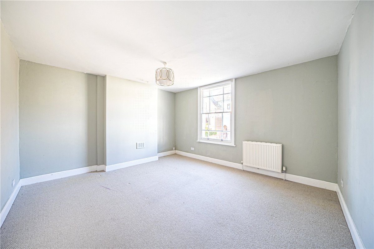 3 bedroom Flat, Hyde Street, Winchester, SO23 - Available, Image 3