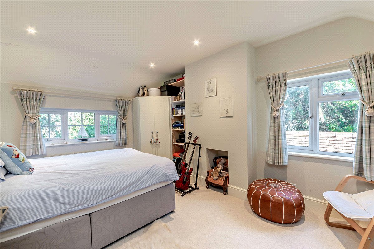5 bedroom House, Burys Bank Road, Crookham Common, RG19 - Available, Image 8