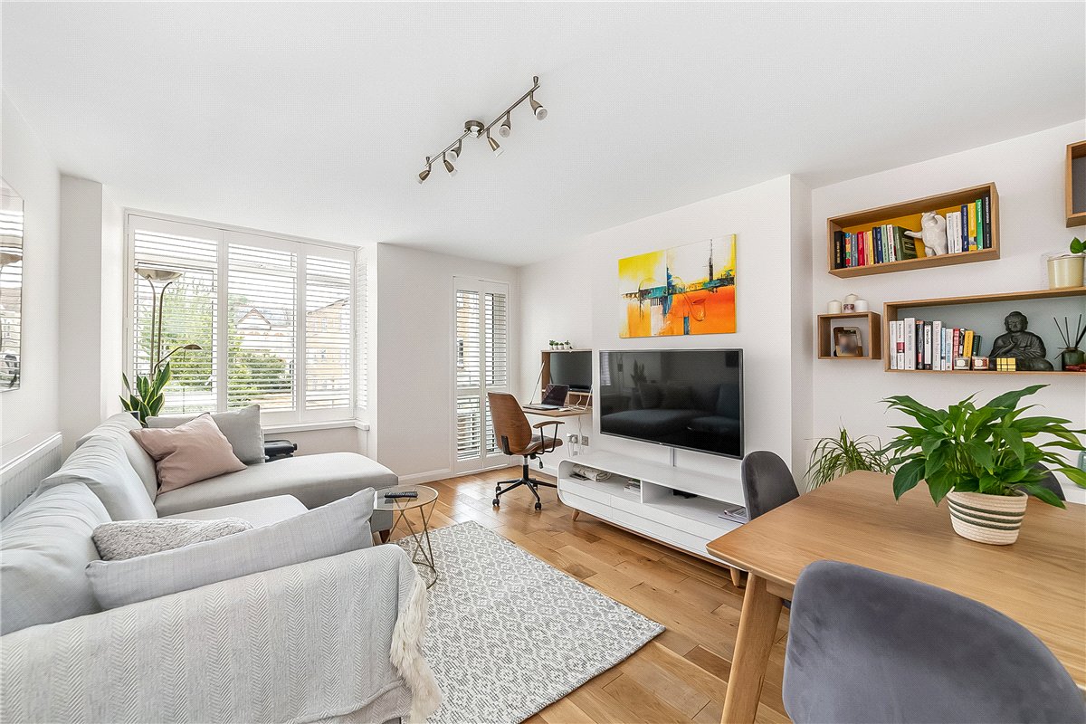 2 bedroom Flat, St. James's Close, London, SW17 - Available