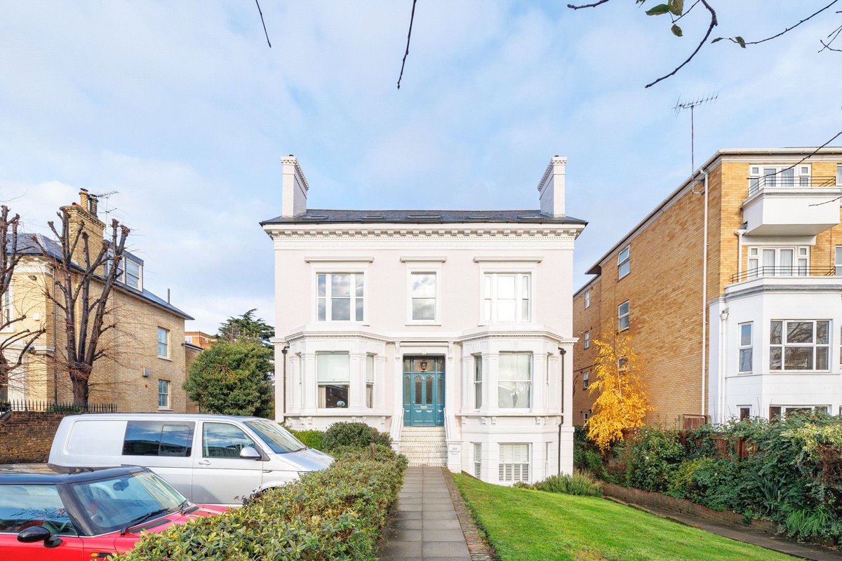 2 bedroom Flat, Upper Richmond Road, London, SW15 - Let Agreed
