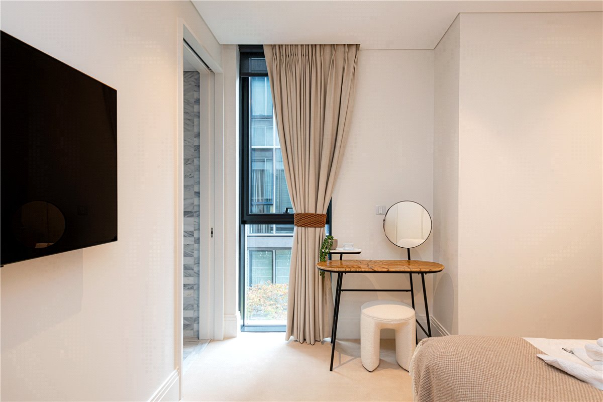 3 bedroom Flat, Cork Street, Mayfair, W1S - Available, Image 15