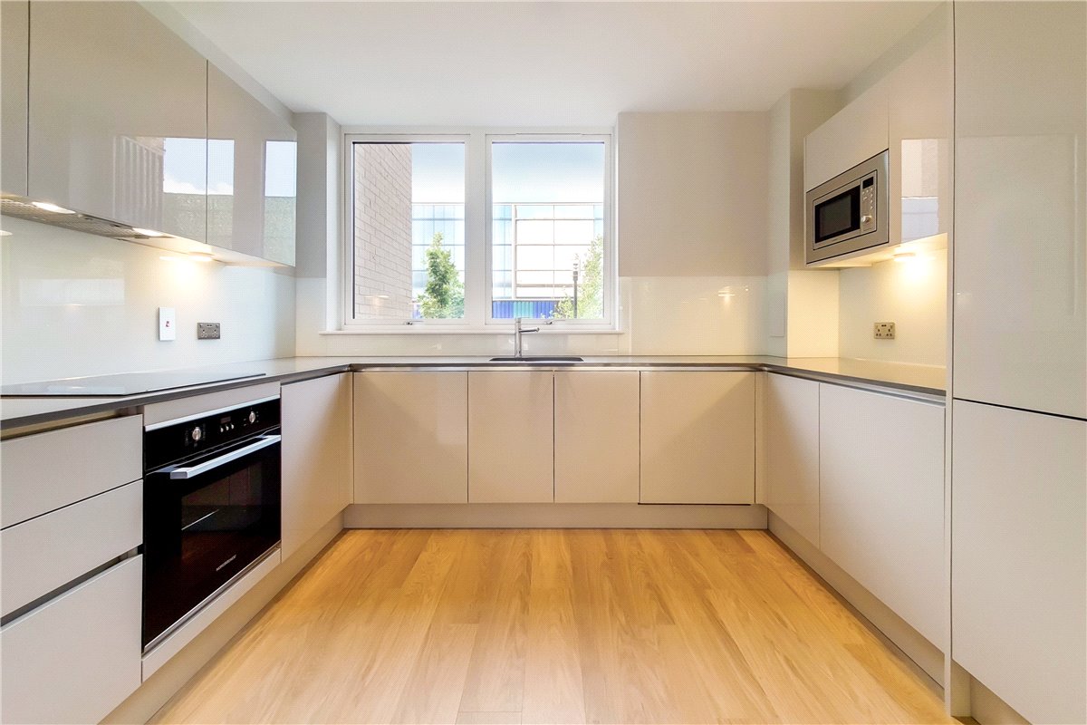 3 bedroom Maisonette, Greyhound Parade, Wimbledon Grounds, London, SW17 - , Image 2