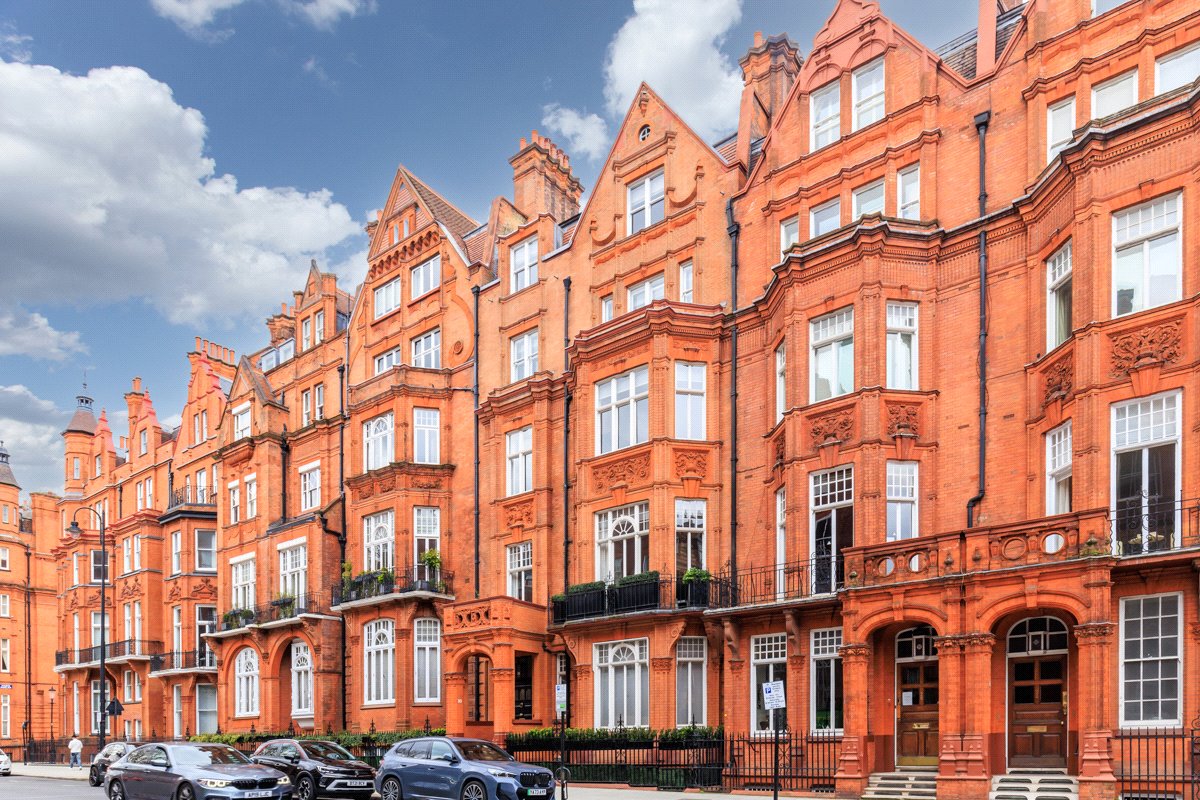 3 bedroom Flat, Pont Street, Knightsbridge, SW1X - Available, Image 1