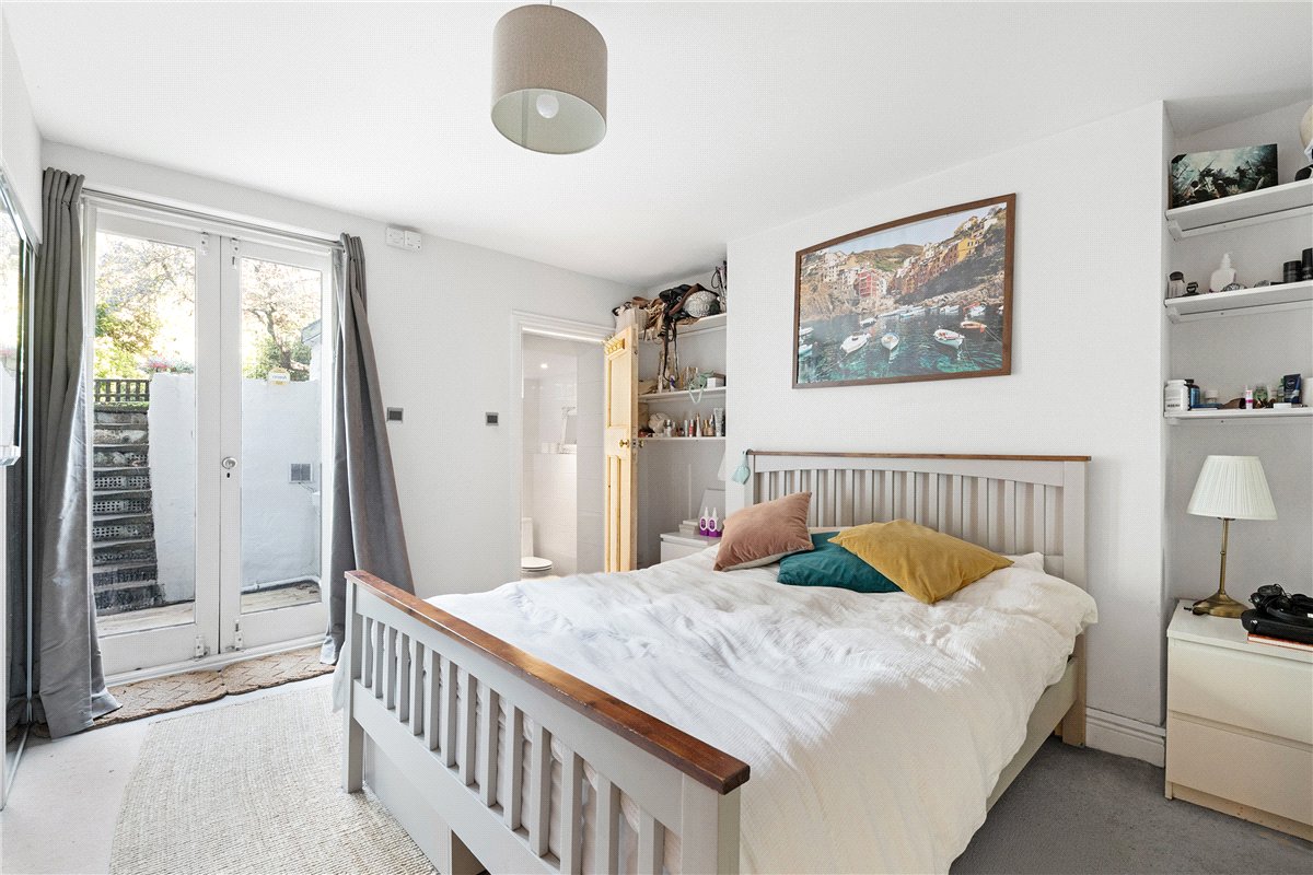 2 bedroom Flat, North Side Wandsworth Common, London, SW18 - Available, Image 4