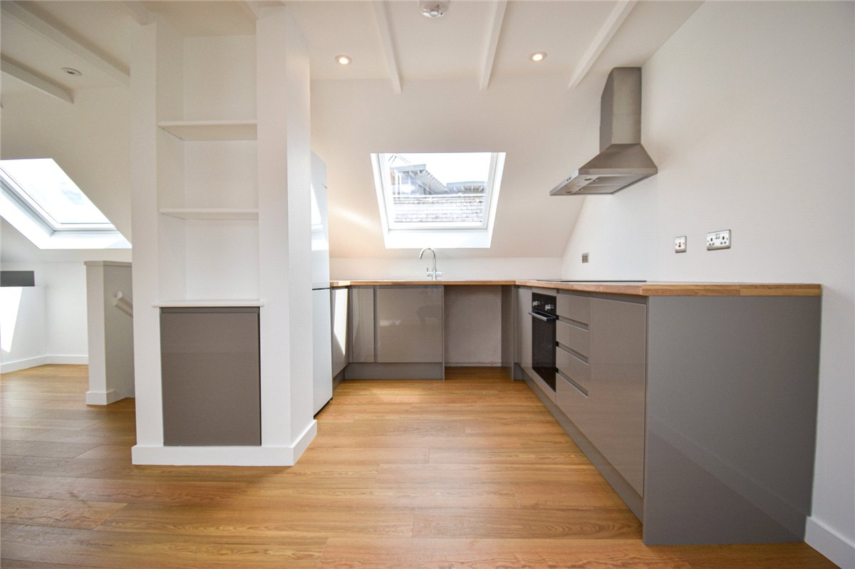 2 bedroom Flat, Wellington Court, Wellington Street, CB1 - Available, Image 2