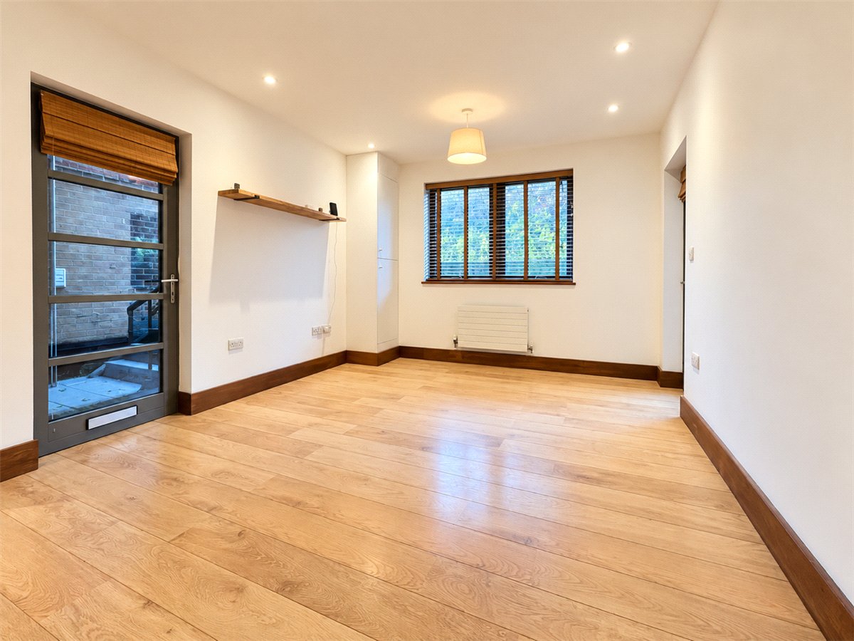 2 bedroom Flat, Highcliffe Road, Winchester, SO23 - Available, Image 3