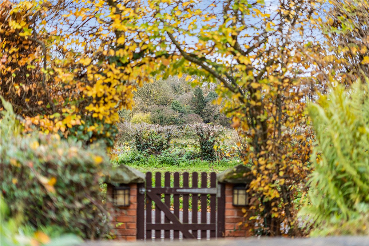 3 bedroom House, Vicarage Road, Stoneleigh, CV8 - Available, Image 2