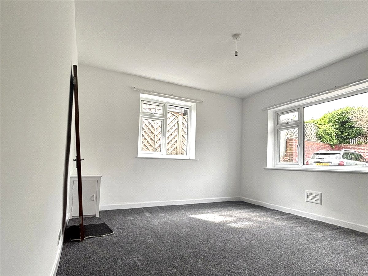 2 bedroom Flat, The Town, Dewsbury, WF12 - Available, Image 2