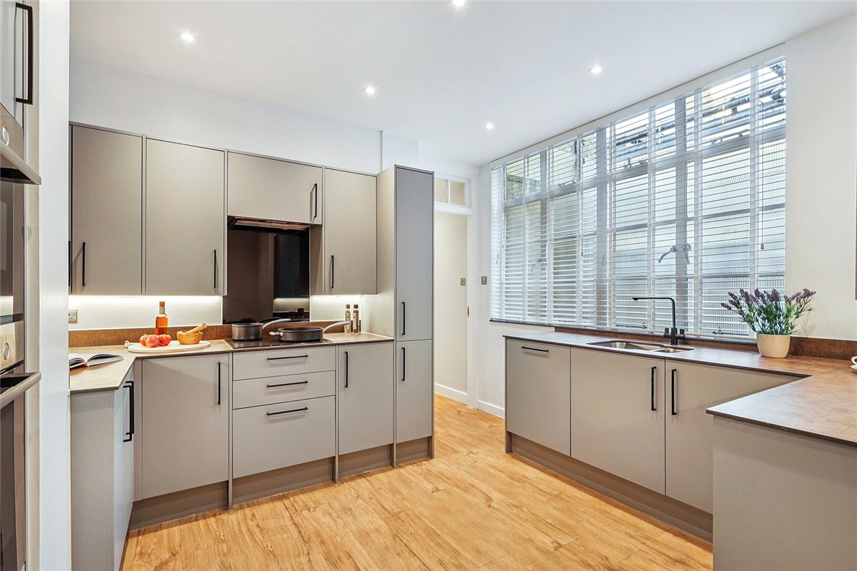 3 bedroom Flat, Grosvenor Square, Mayfair, W1K - Available, Image 9