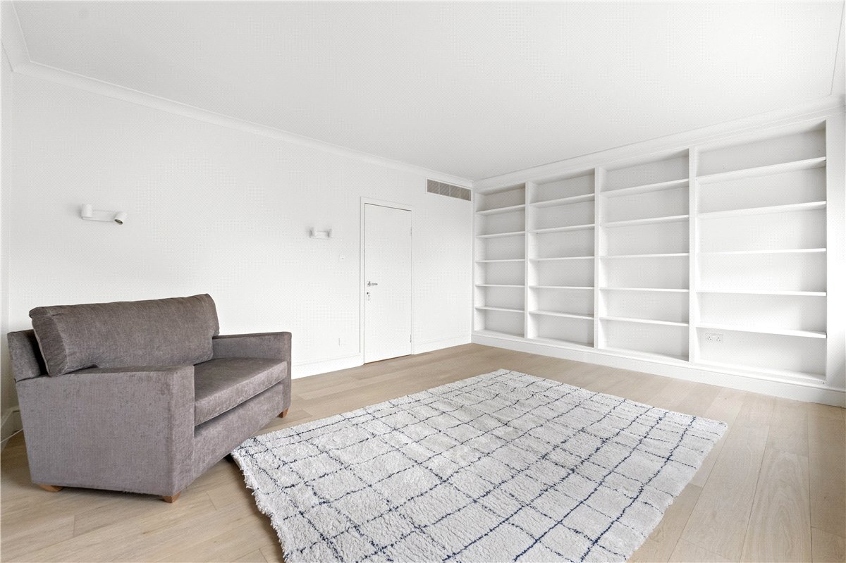 3 bedroom Flat, Cadogan Square, Knightsbridge, SW1X - Available, Image 18