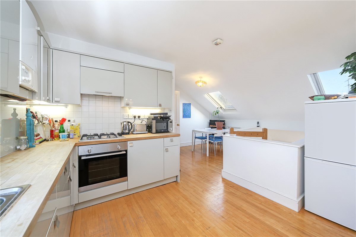 2 bedroom Flat, Kelmscott Road, London, SW11 - 