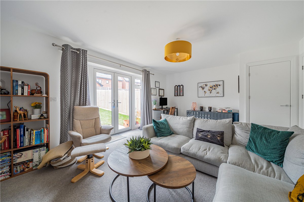 3 bedroom House, Fearnley Close, Glebe Farm, MK17 - , Image 3