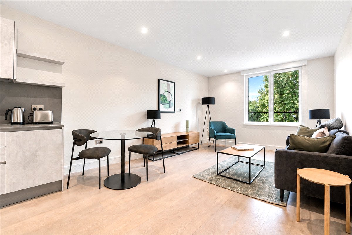 1 bedroom Flat, Broomhouse Lane, London, SW6 - Available