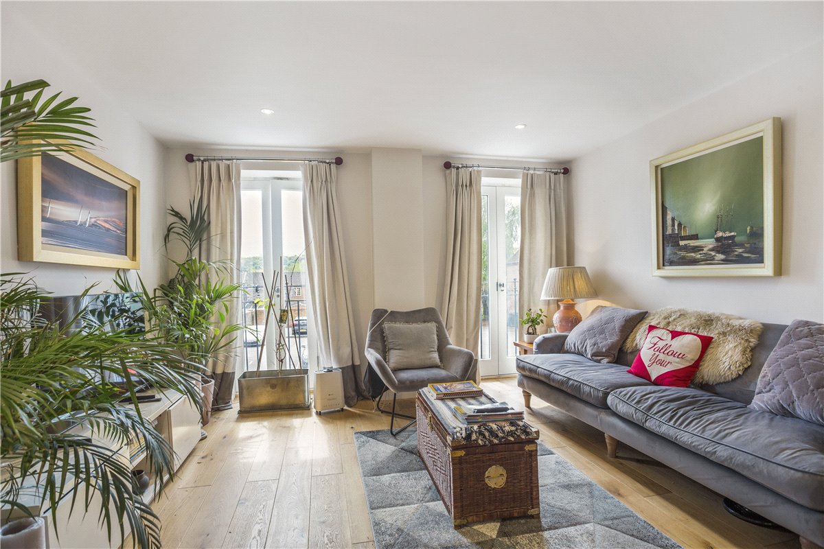 2 bedroom Flat, High Street, Marlborough, SN8 - Available, Image 4