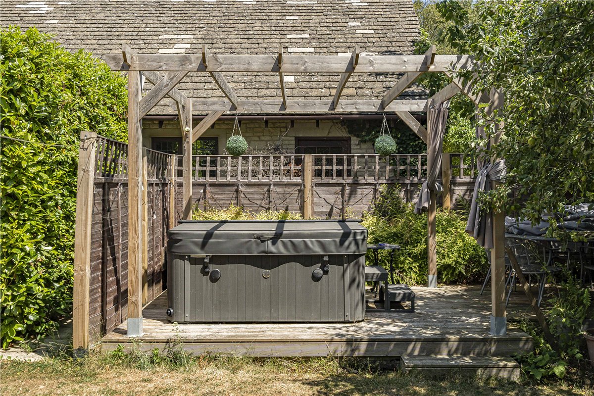 4 bedroom House, Witney Road, Ducklington, OX29 - Available, Image 2