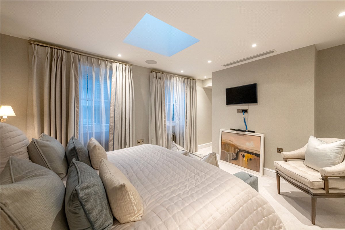 3 bedroom Maisonette, Shepherd Street, Mayfair, W1J - Available, Image 6