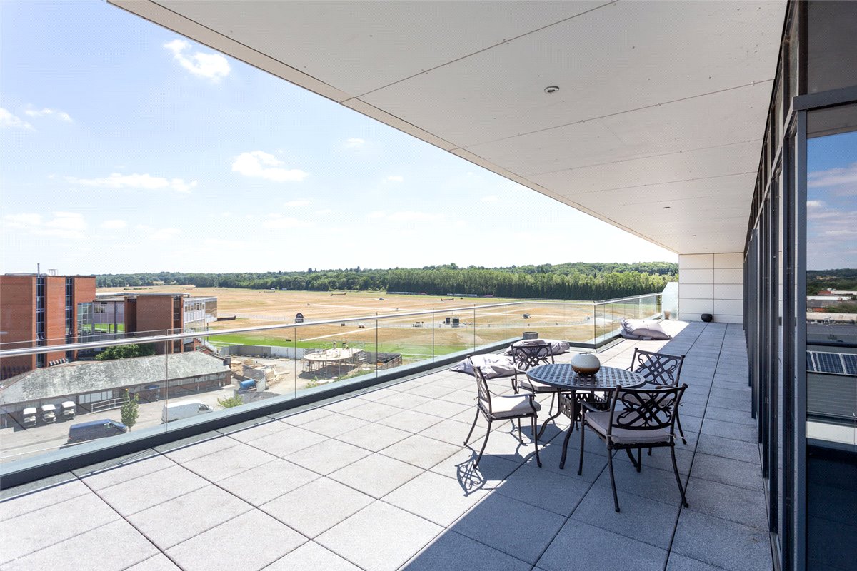 3 bedroom Flat, Chatham House, Racecourse Road, RG14 - Available, Image 4
